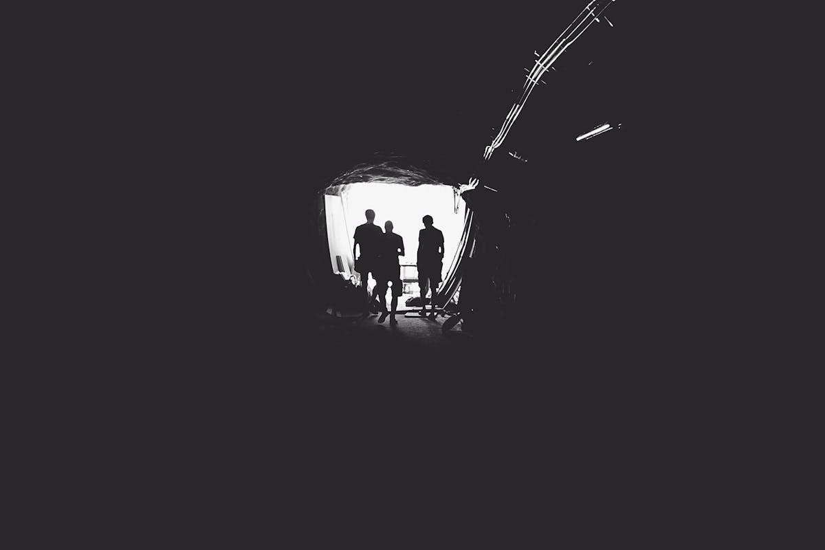 Dunkler Höhleneingang — Der Weg nach innen